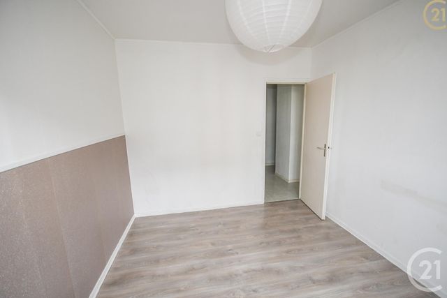 Afficher la photo en grand Appartement F4 à vendre - 5 pièces - 88.0 m2 - MAUBEUGE - 59 - NORD-PAS-DE-CALAIS - Century 21 Terre Du Nord